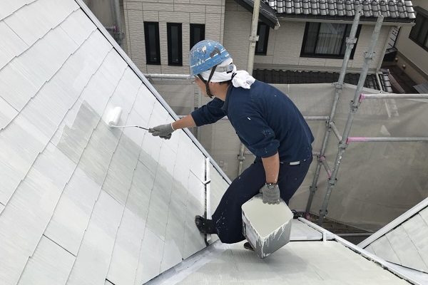 長野市アパート｜屋根塗装｜屋根下塗りサーモテックシーラー (2)