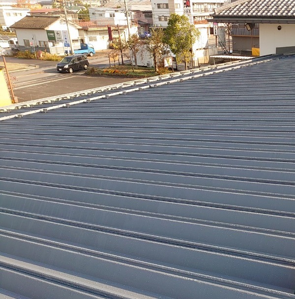 長野県飯山市・屋根塗装｜下塗りに錆び止めを塗布しました (2)