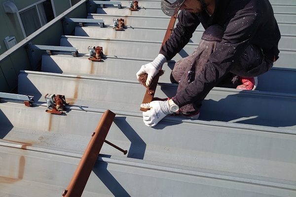 長野県飯山市・屋根塗装｜ケレン作業を行いました！ (1)