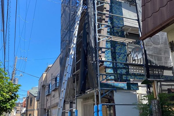 高所にある雨樋が詰まったときの対処法と予防策｜安全に修理するためのポイントとは？