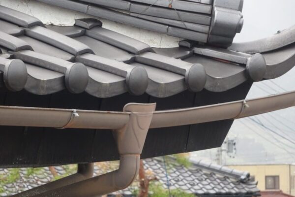 雨樋の継ぎ目からの水漏れは放置厳禁！原因・修理方法・予防策まで徹底解説