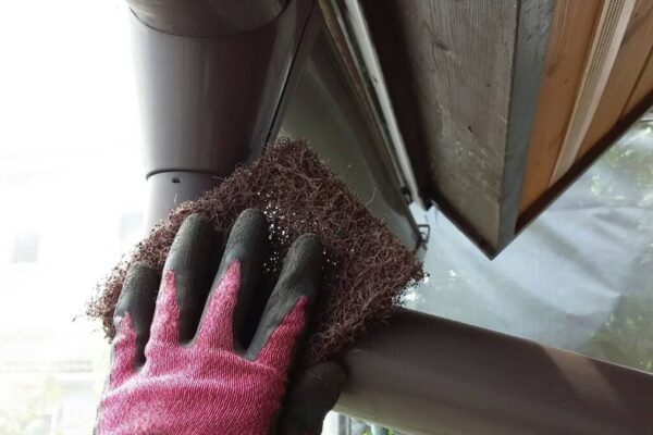 雨樋の詰まりを下から解消できる？自分でできる対処法と限界、業者に頼む判断基準とは